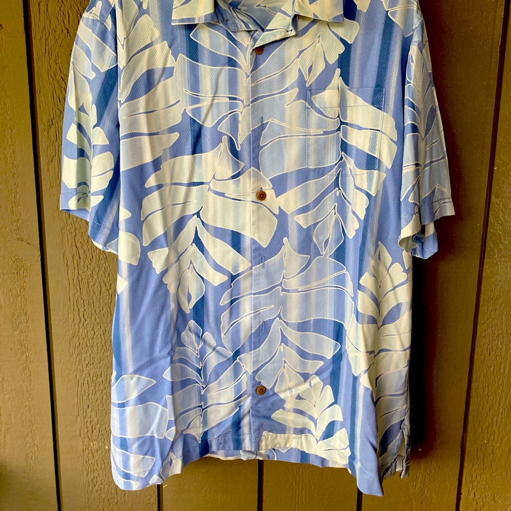 Tommy Bahama men’s medium shirt looks unused